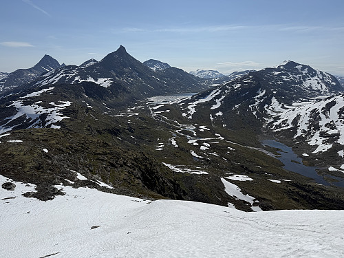 Bratt opp denne snøfonnen øst for Skogadalsnosi Ø3. I bakgrunnen ses Øvre Mjølkedalen med Mjølkedalstinden ruvende i midten av bildet.