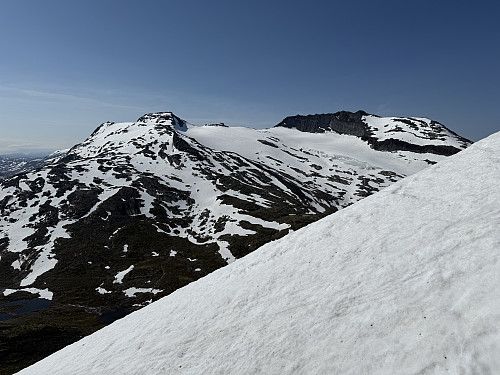 Fra den bratte snøfonn øst for Skogadalsnosi Ø3 med utsikt mot Mjølkedalspiggen og Sagi i syd.