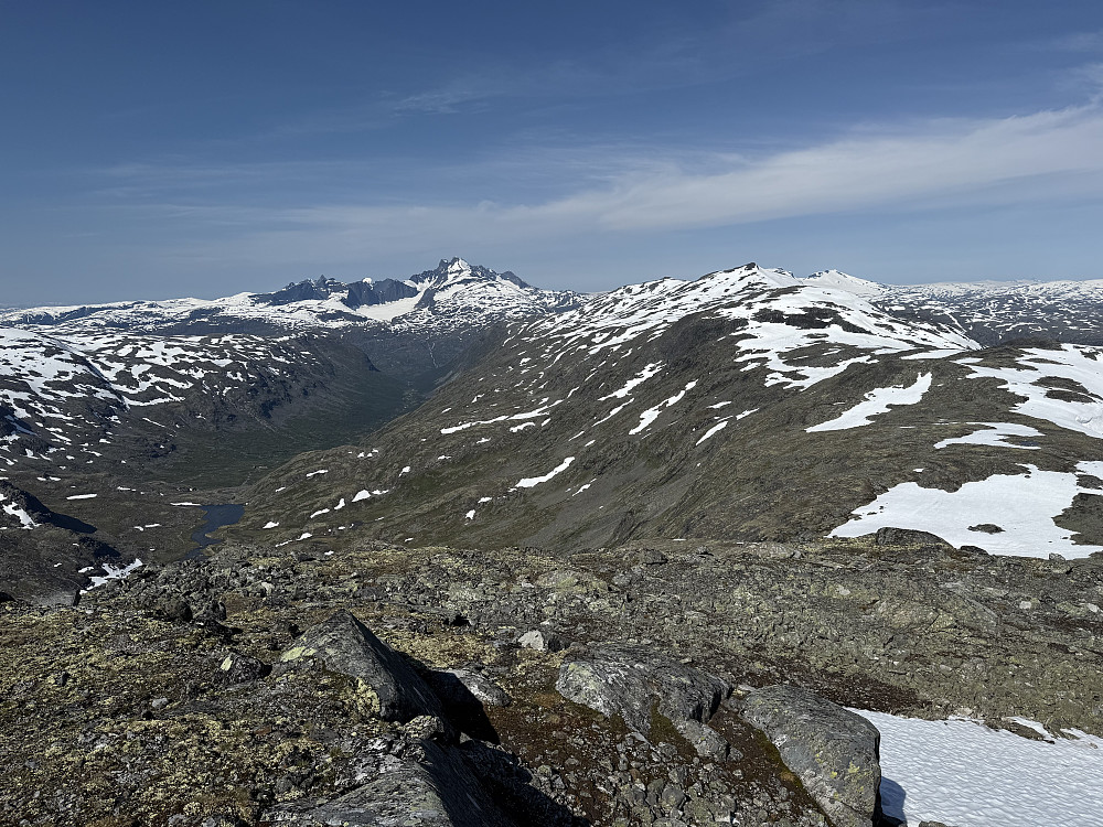 Fra Skogadalsnosi Ø3 mot Skogadalen og Skogadalsnosi.