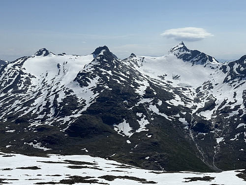 Fra Skogadalsnosi mot Mjølkedalspiggen, Sagi og Uranostinden i syd.