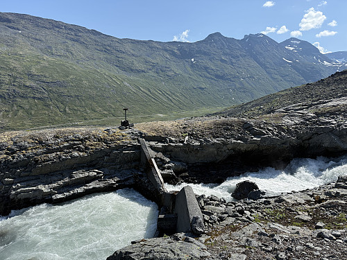 Over demningen her.