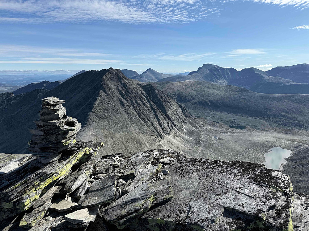 Fra Steet (1996 m) mot Storsmeden (2016 m) I øst.