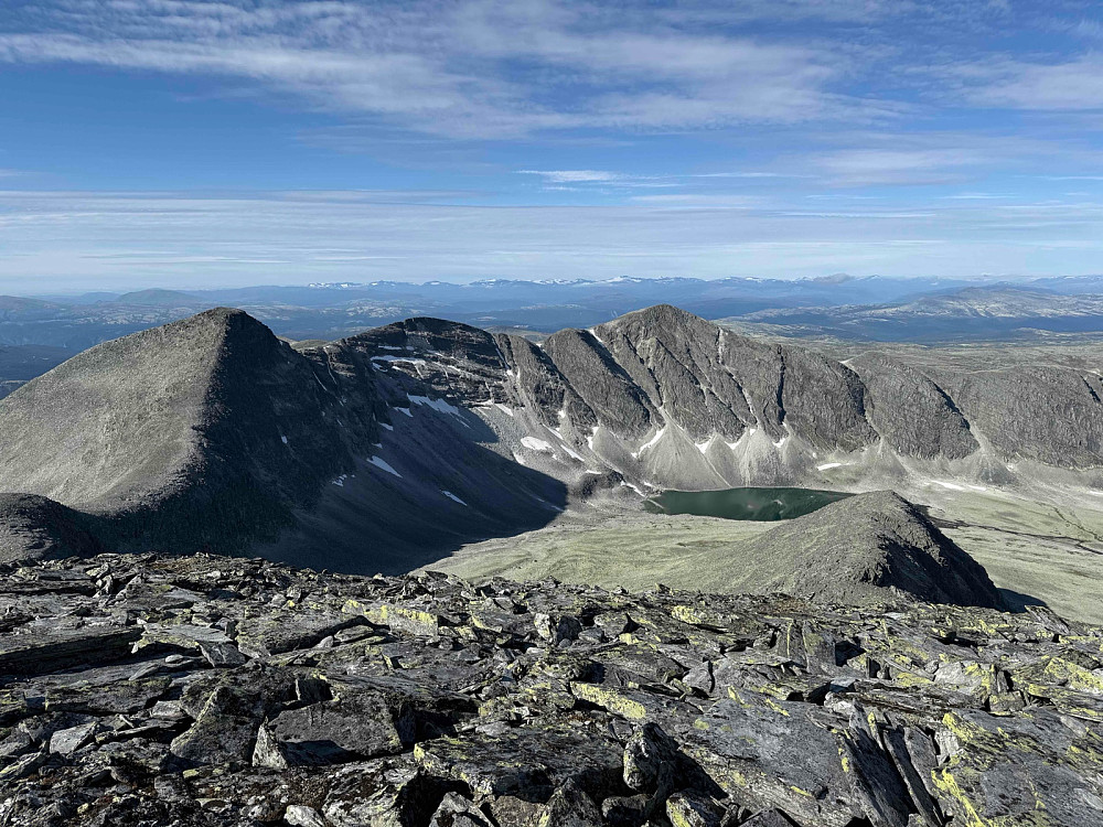 Fra Steet (1996 m) mot vest. Jotunheimen ses i bakgrunnen.