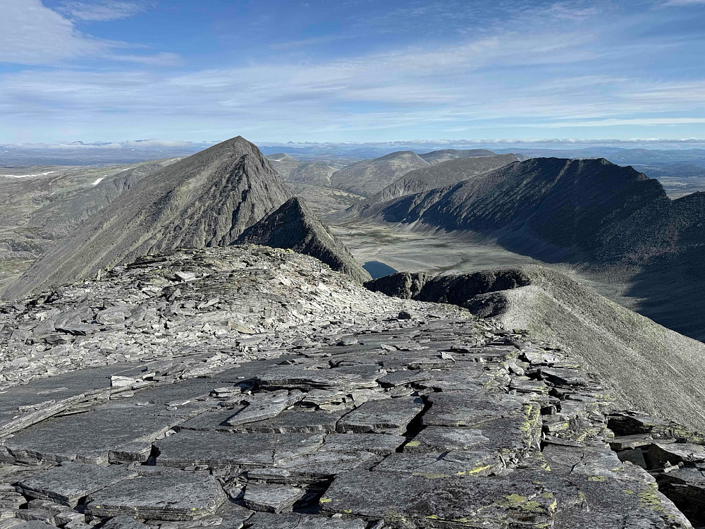 Fra Steet (1996 m) mot nord. Trolltinden (2018 m) ses til venstre og Smedhamran ses til høyre i bildet.