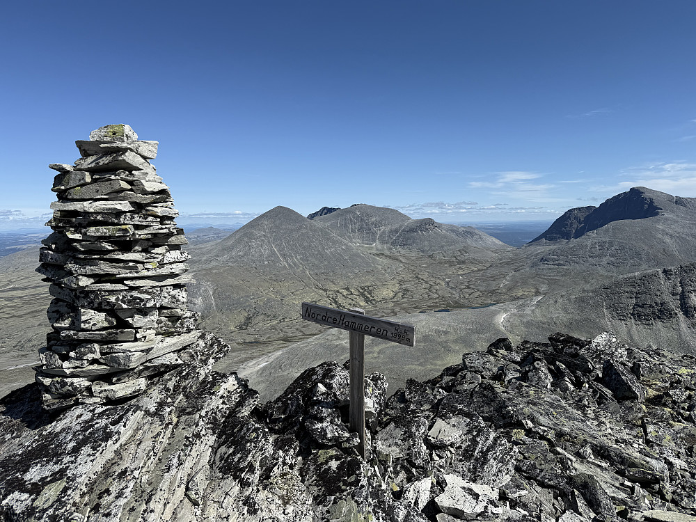 På Nørdre Smedhamran (1898 m) med utsikt mot øst.