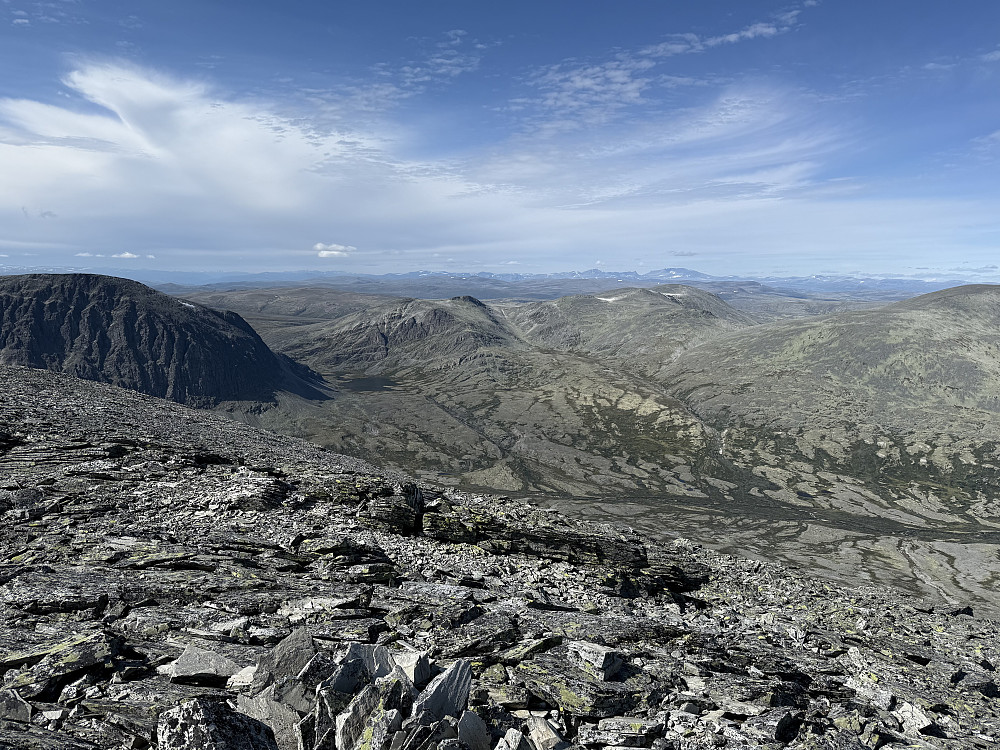 Fra Nørdre Smedhamran (1898 m) mot Dovrefjell i nordvest.