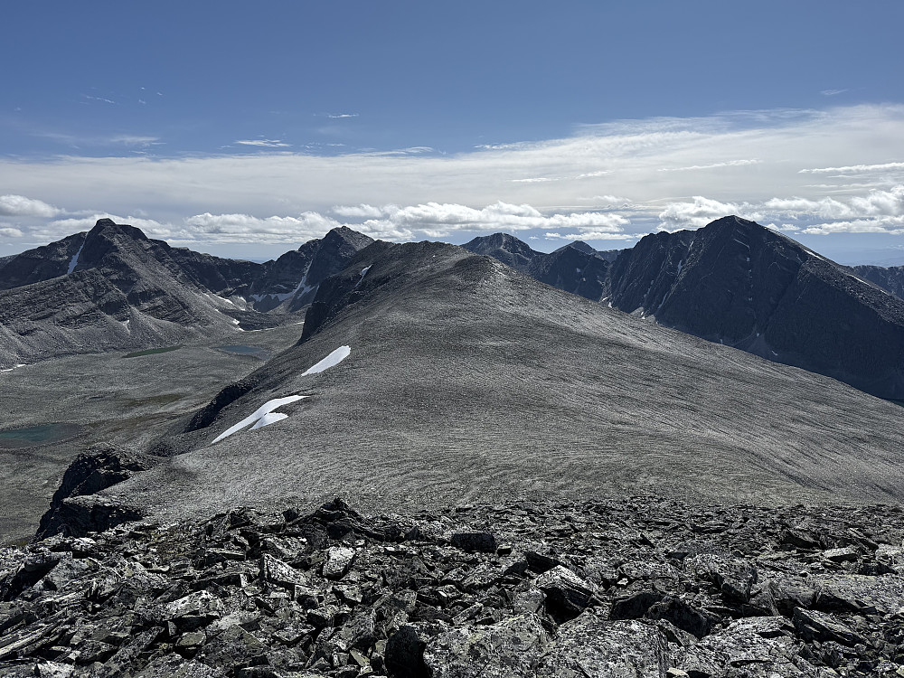 Fra Nørdre Smedhamran (1898 m) med utsikt sydover mot Søre Smedhamran (1922 m).