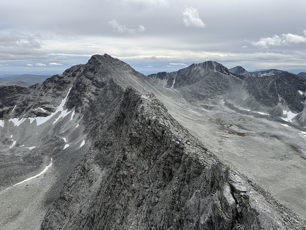 Fra Søre Smedhamran (1922 m) mot Storsmeden (2016 m) i syd.