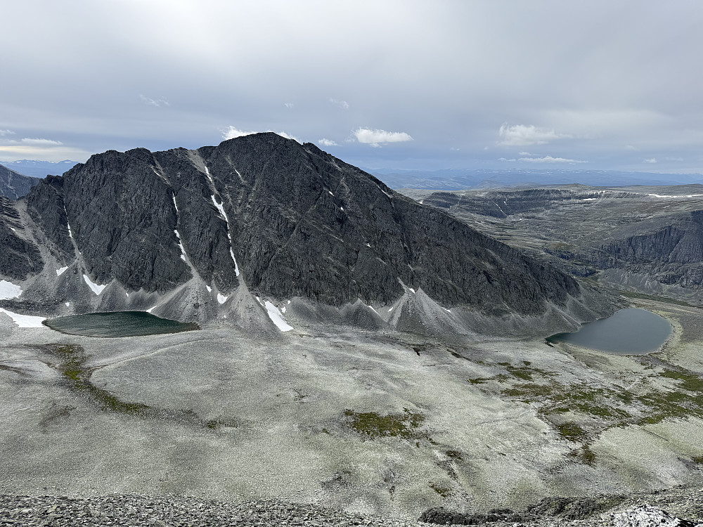 Fra Søre Smedhamran (1922 m) mot Trolltinden (2018 m) I vest.