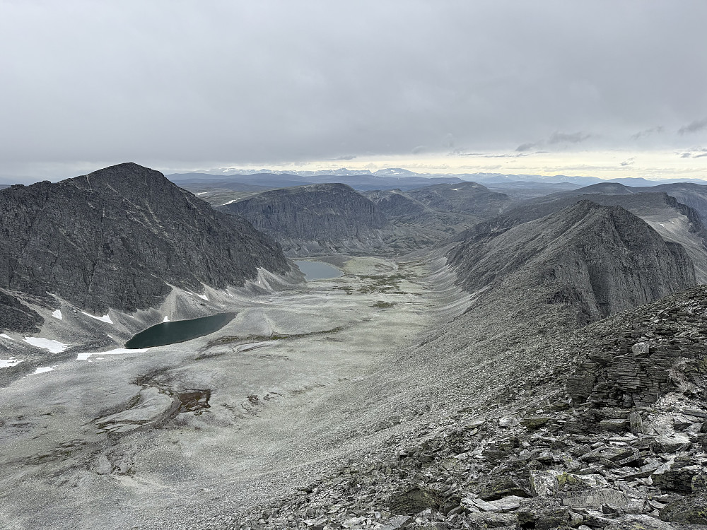 Fra Storsmeden (2016 m) med utsikt ned Langholet.