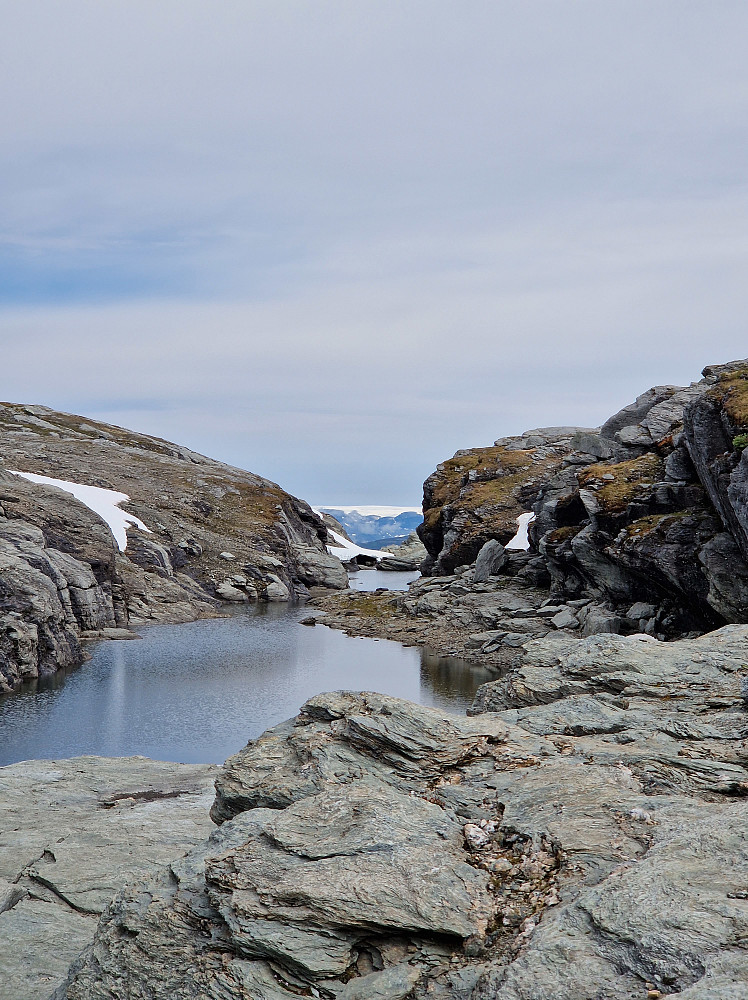 Hardangerjøkulen sees i nærheten av Kinsehøgdene