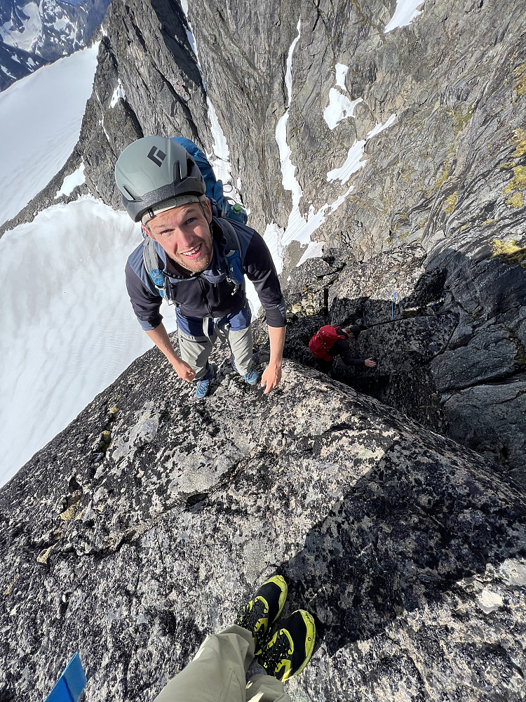 Ole er veldig fornøyd med å ha lurt seg opp på toppen av SØ1. Arne jobber med det siste vanskelige flyttet