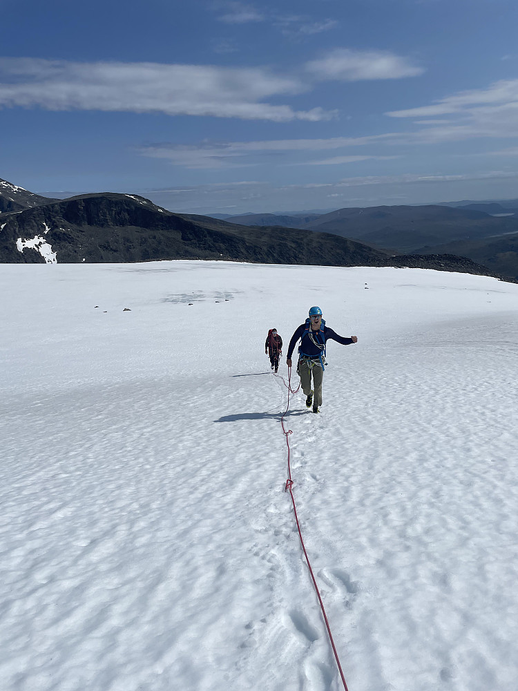 Skarvflyløyftbreen, på veg opp mot ryggen som fører til Austre Leirungstinden. Tjønnholsoksle i bakgrunnen