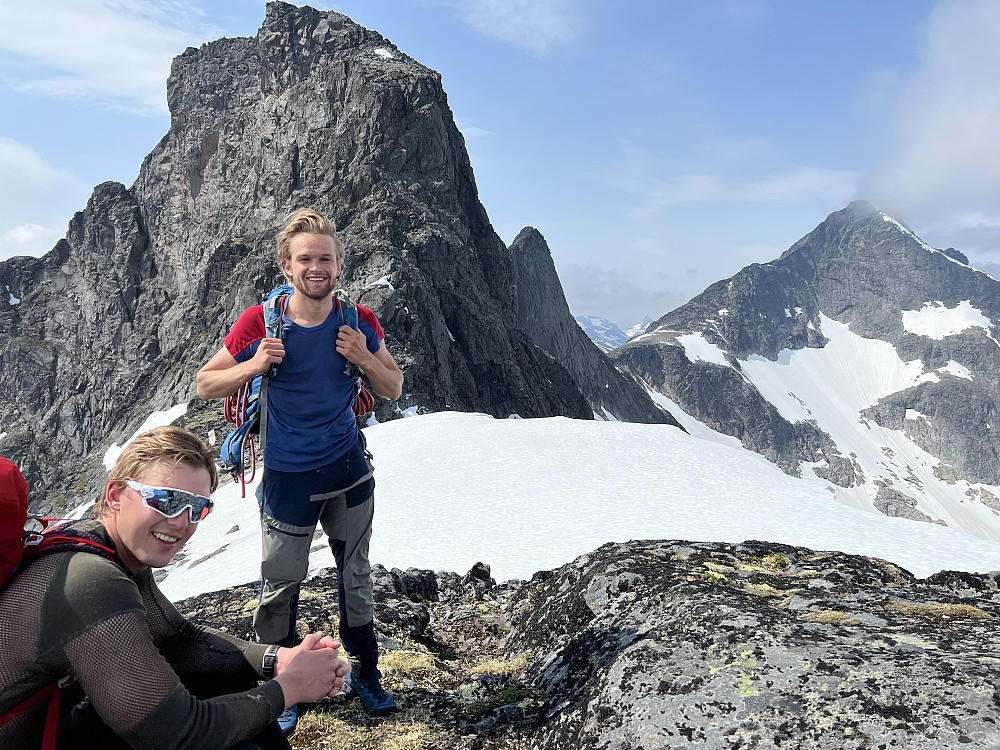 Arne og Ole på Midtre Leirungstinden. Den tilsynelatende vertikale veggen opp på Vestre rager i bakgrunnen. Vesleknut viser seg så vidt, og Storeknut litt til høyre i bildet.