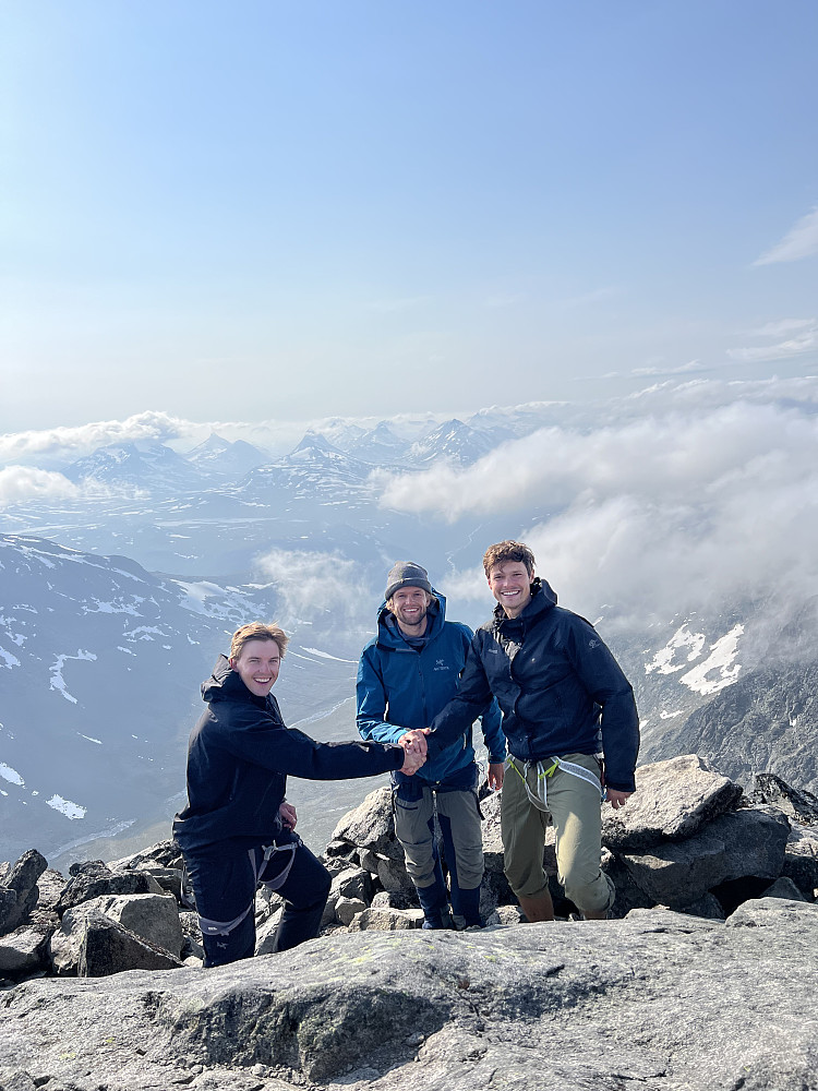 Det ble enighet om klimaavtalen på toppen av Storeknut. Tåka var på veg bort, og Jotunheimen viste seg i sin prakt.