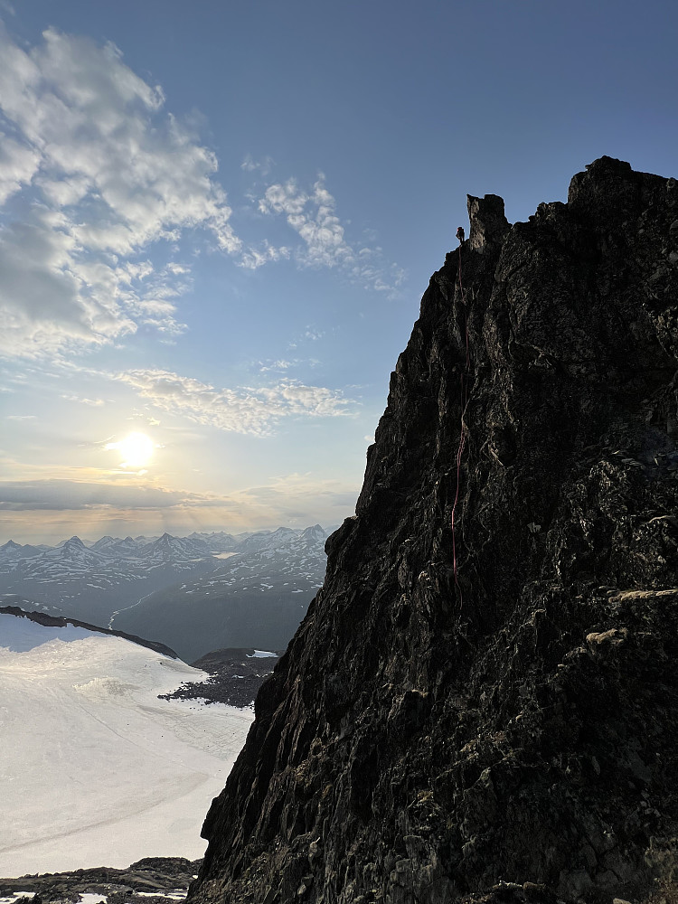 Arne starter rappellen ned fra Burchardtstinden i nydelig solnedgang. Kraftige vindkast begynte å dra seg over toppene, og Ole fikk en kald ventetid på toppen mens Arne og jeg rappellerte først.