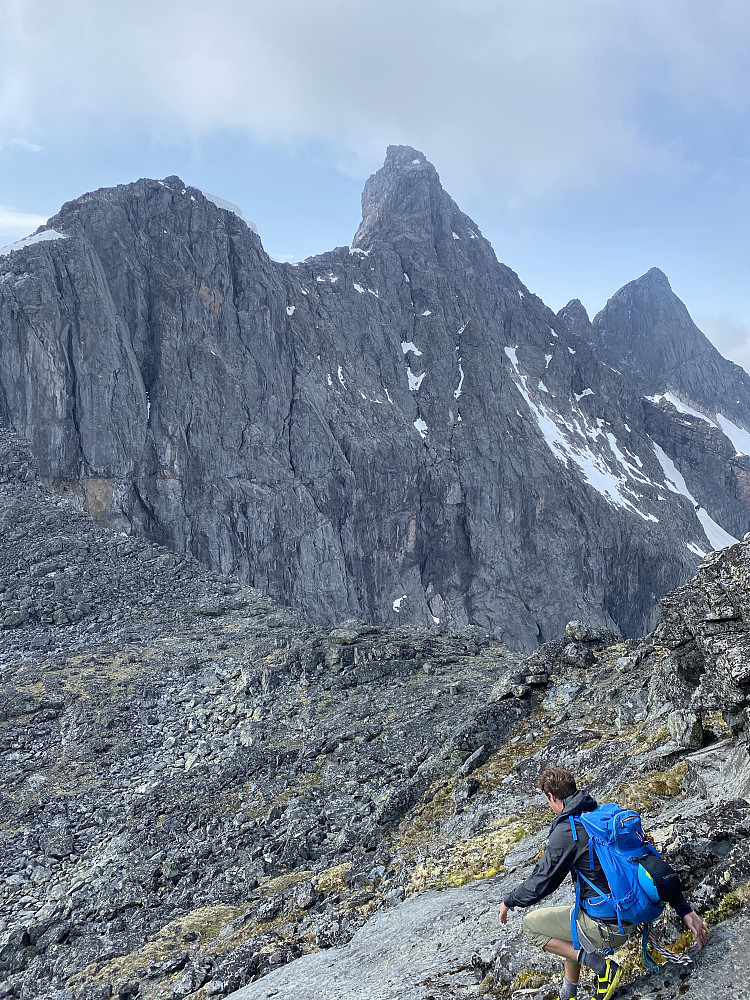 Meg på veg ned i skaret mellom Austre og Midtre Leirungstinder. Søre og vesleknut er også i bildet. Fra denne vinkelen er toppene veldig alpine.