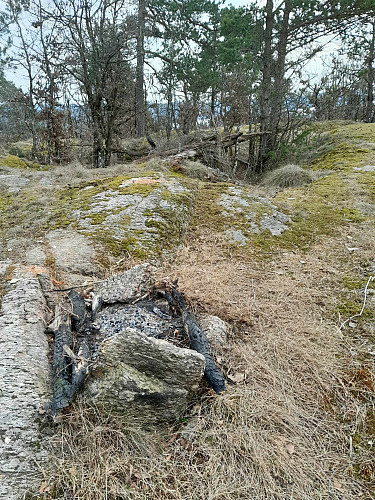 Bålplass og "gapahuk" på toppen