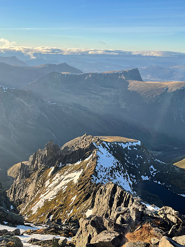 Vestryggen set oppefra. Ca. halvejs deler den sig til Kloa (?)