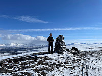 Det har vørt folk her før og bygget. Ølfjellet i bakgrunnen.