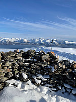 På toppen,utsikt mot de alpine fjellene på Hindøya i Sør