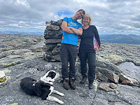 Mor, sønn og hund på toppen av Gisen