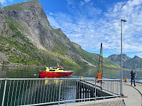 På fergekaia i Forsfjorden. Hurtigbåten drar igjen. En bitteliten jernbane på ca 20-25 meter går inn i driftsbygningen.