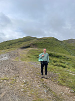 Toppen i bakgrunnen, Helge i forgrunnen.