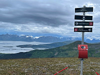 På toppen. Skodda siger inn og skydekket tettes. Utsikt mot deler av Stokmarknes.