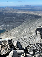 En stienørken rundt fjellet. I nord Lurfjellet og Børvasstindene langt borte
