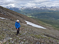 Mamma med utsikt mot Gråtadalen og fjellene i vrdt