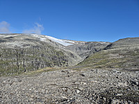 Går stort sett langs en fjellvegg. Toppen er bak isen/snøskavlen