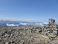 På toppen. Fin varde å søke lly bak. Tåke i alle fjordarmer