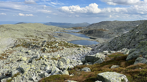 Ser meg tilbake like før vi når toppen.  Her har vi gått på høyre side av vanna mot toppen(venstre side når du ser på bildet)