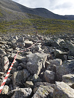 Stien er merket med sperrebånd helt opp til stabbeskaret, målgangen for triathlon som arrangeres førstkommende lørdaglarge