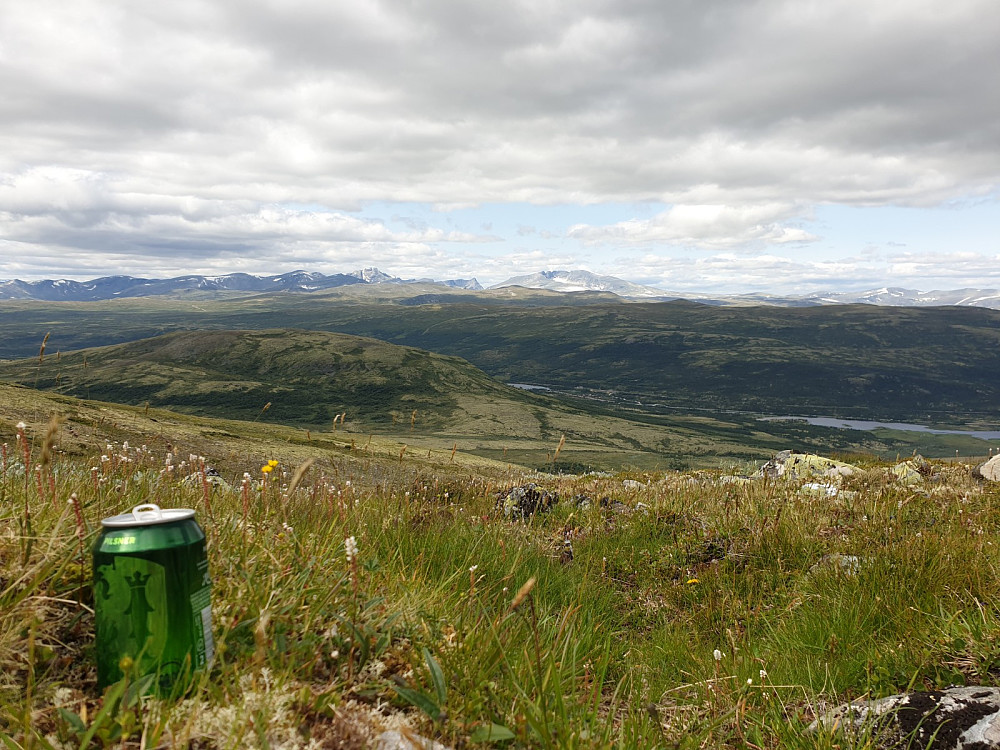 Kommer man seg ikke på toppen, må toppølet tas et sted med god utsikt mot topper (Snøhetta mfl).