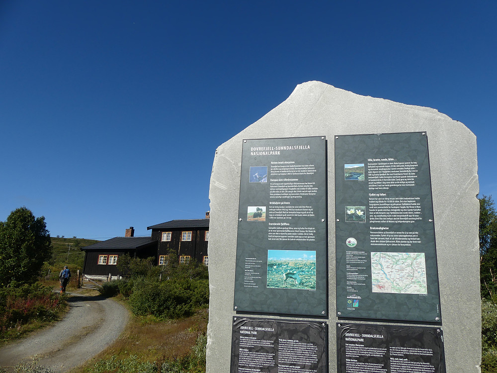 Vi starter på Grønnbakken, og kommer med en gang inn i Dovrefjell-Sunndalsfjella nasjonalpark