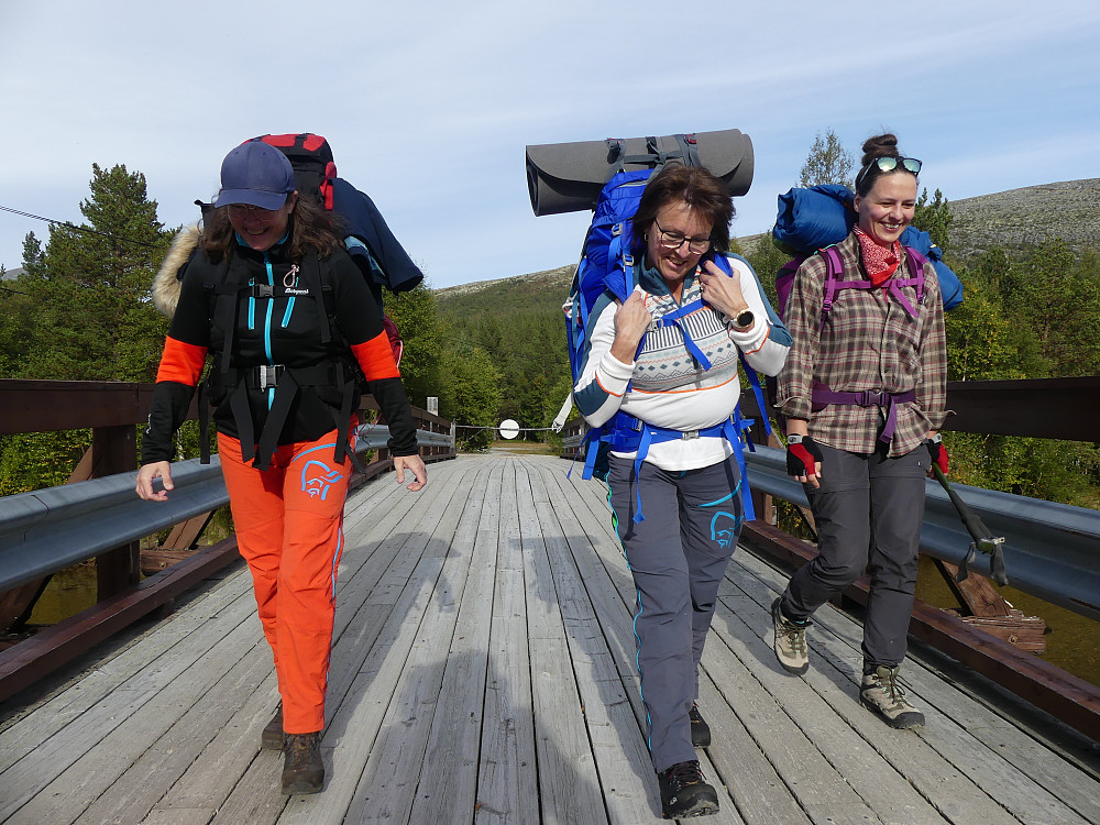 Tre glade damer har startet på en 4 km lang stigning med tung sekk. Veldig kjekt å finne peakbookelementet -for meg, en ny sti. 1,5 km kortere enn fra Straumbu!