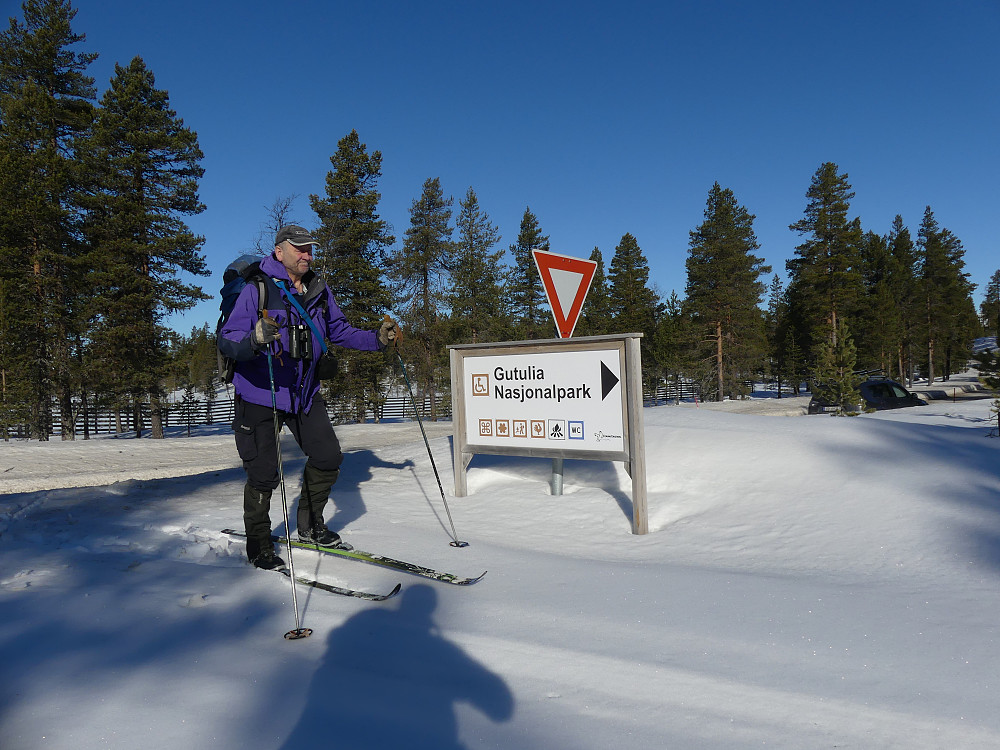 Vi parkerte ved veien. Om sommeren kan man kjøre inn til Gutulisjøen