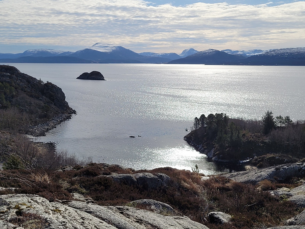 Utsikt mot Trondheimsleia, med Klauholmen i forgrunnen og med bl.a. Fonna i bakgrunnen Fonna (Møre)
