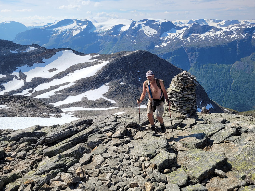 Ja, da gjenstår ca. 350 hm. Sherpaene har gjort en imponerende jobb for å lette presset på naturen