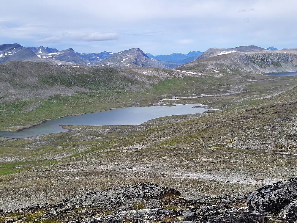 Utsikt fra toppen av Graslitinden. Grynningsdalen m/bla. Grynningshøer