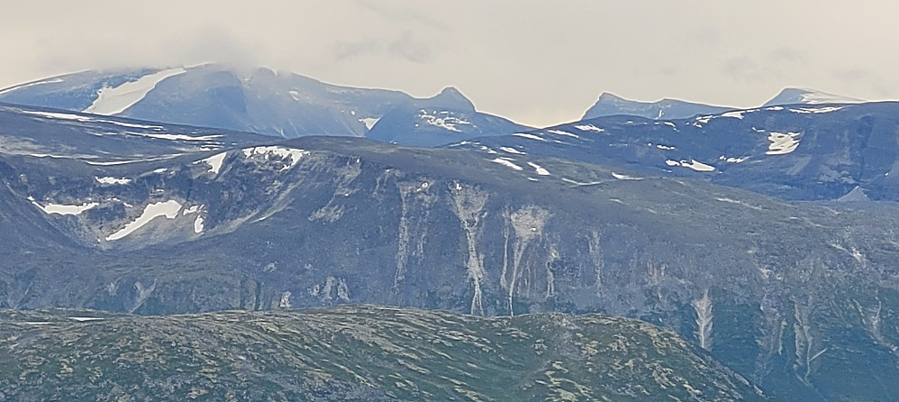 Tilbakeblikk mot Snøhetta, Larstinden, Store Langvasstind, litt av ryggen til Storstyggesvånåtinden og Storskrymten
