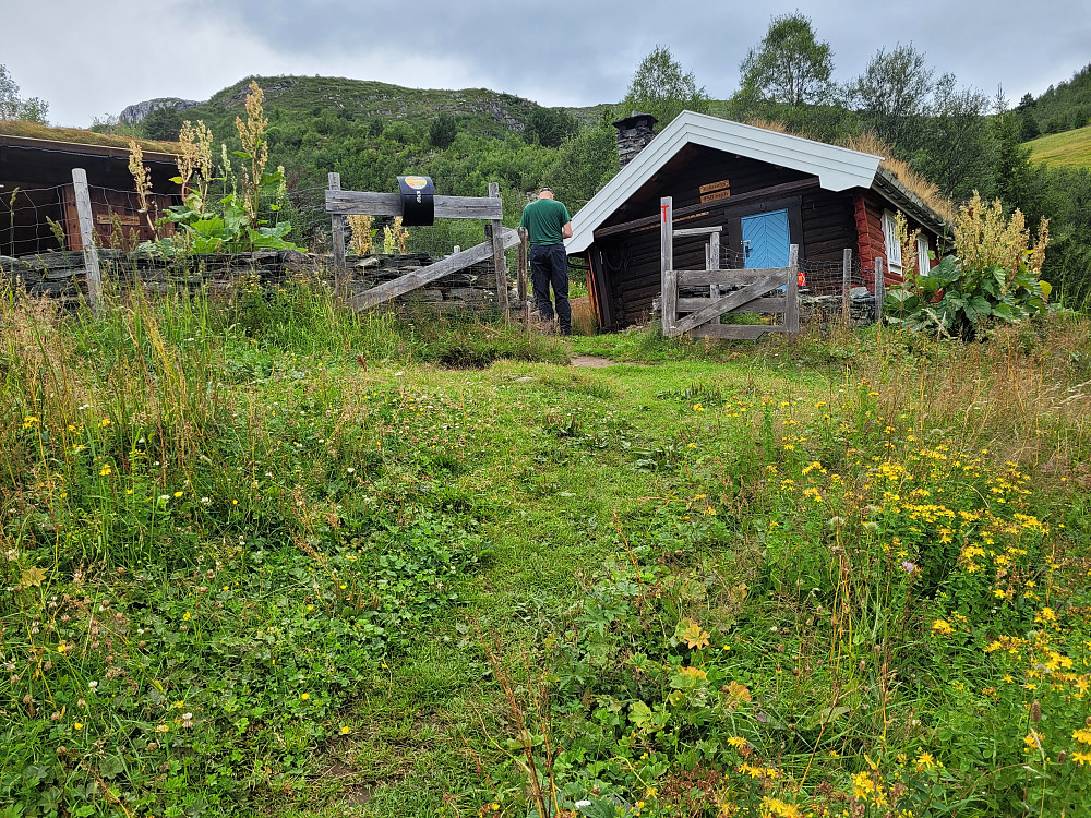 Vollasetra, ei selvbetjent turisthytte møtte oss da vi kom opp av skogen 