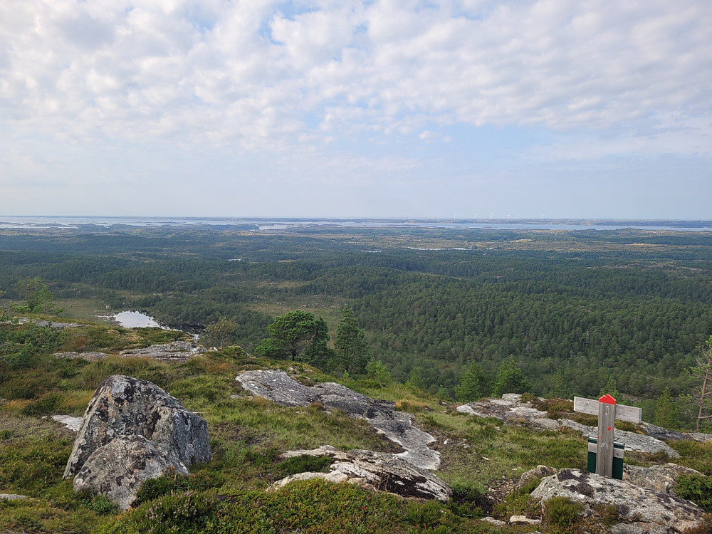 Flott utsikt på alle kanter fra Hokkeltind. På denne siden blir det vestover og Frøya vi ser vestover