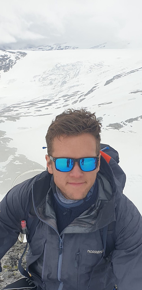 Fra toppen i det skodda letta eit lite minutt. Småttene og Jostedalsbreen i bakgrunnen.