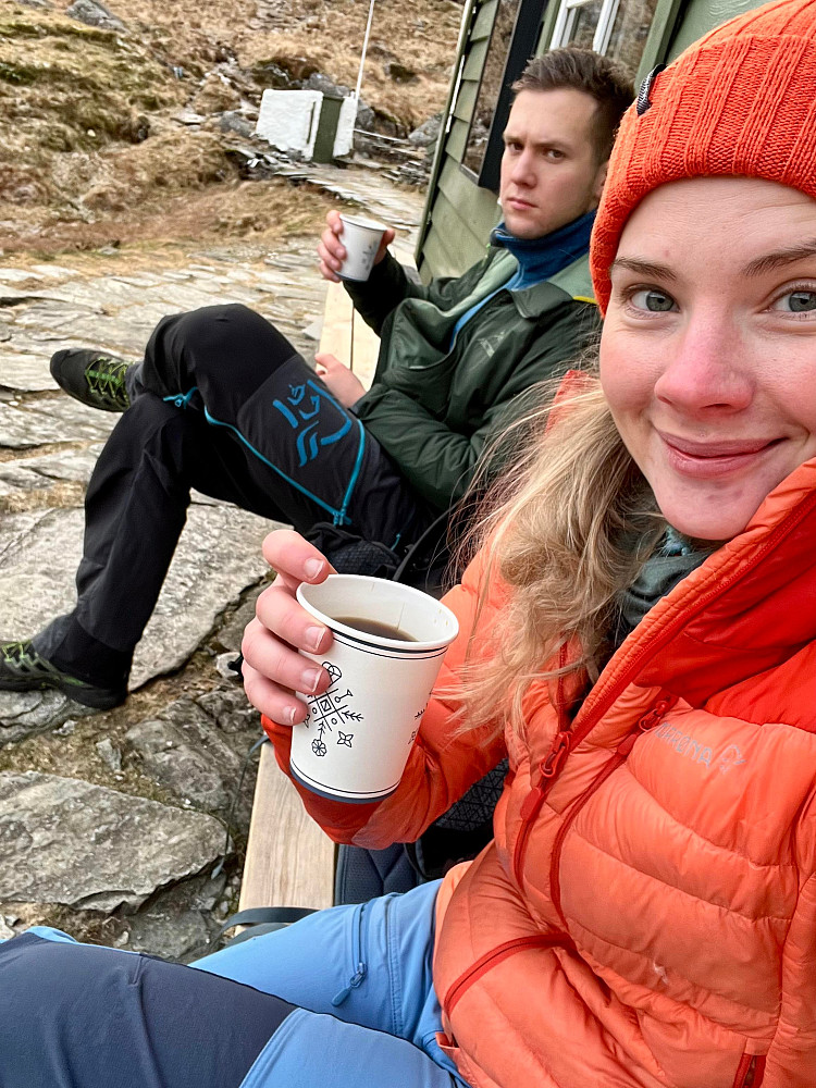 Kaffipause på redningshytten på vei ned.