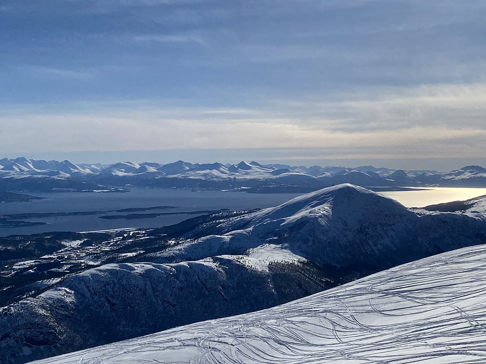 Utsikt mot Moldepanoramaet. Godt oppkjørte løyper nedover