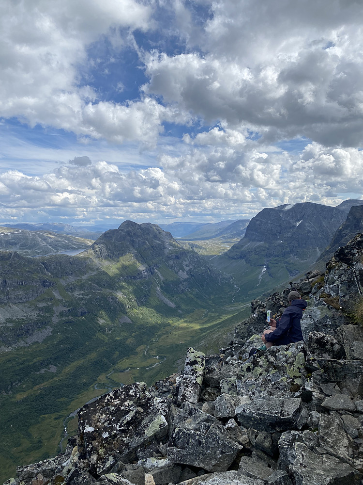 Utsikt retning øst videre innover Innerdalen, med Kringlehøa til venstre og Storsalen til høyre i bildet