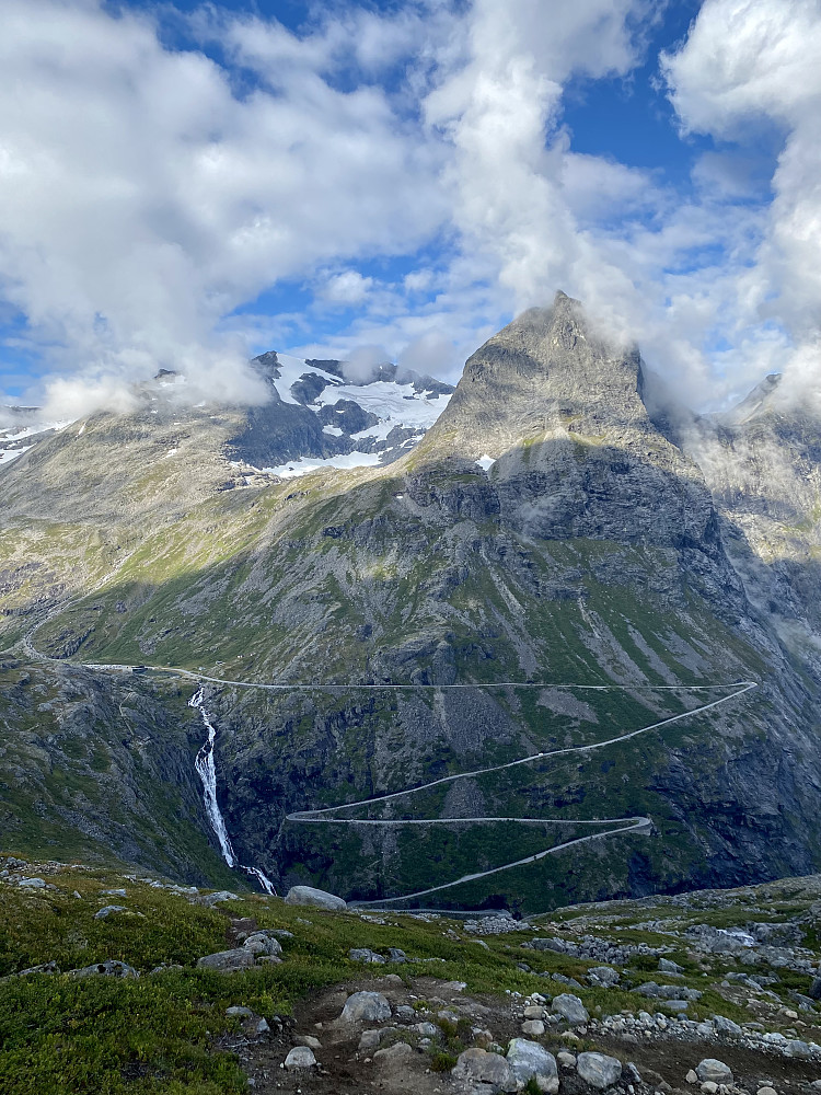 Trollstigen og Bispen. Finnan lengst bak
